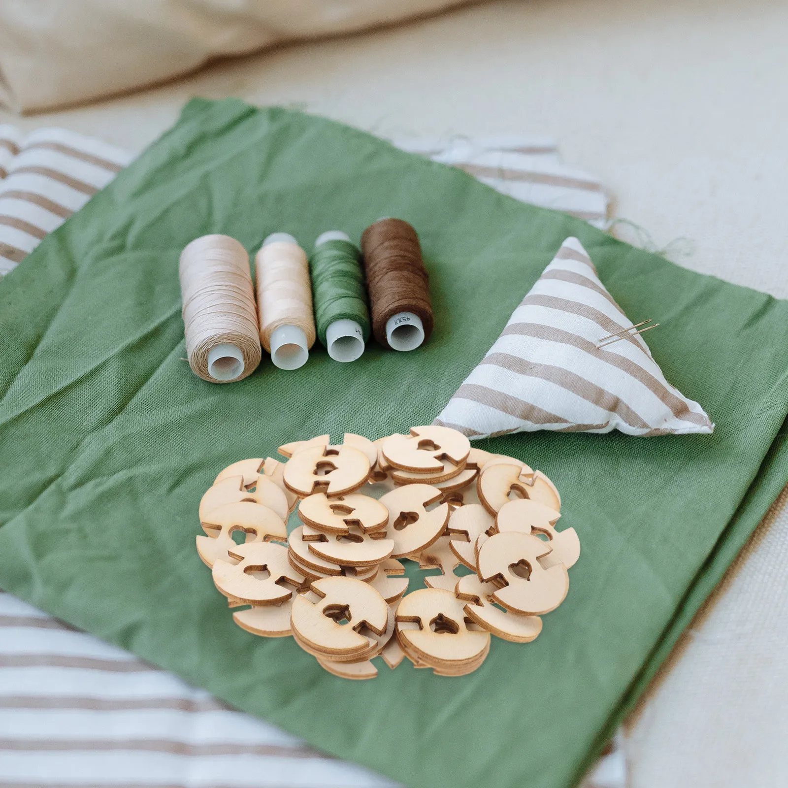 

50Pcs Hollow Wooden Buttons Fasteners for Hat Pom Pom Holders Knitted Cap DIY Making Tool Removable Wood Button Craft Accessory