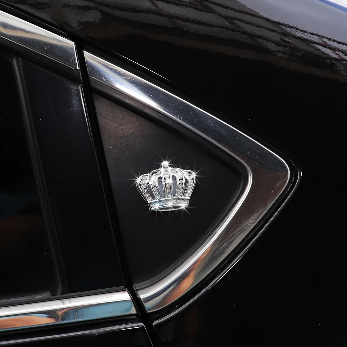 تم وضع علامة على تاجين معدنيين "Blingbling". يتم استخدامهم لملصقات السيارات الداخلية والخارجية، وكذلك لوحة القيادة والباب