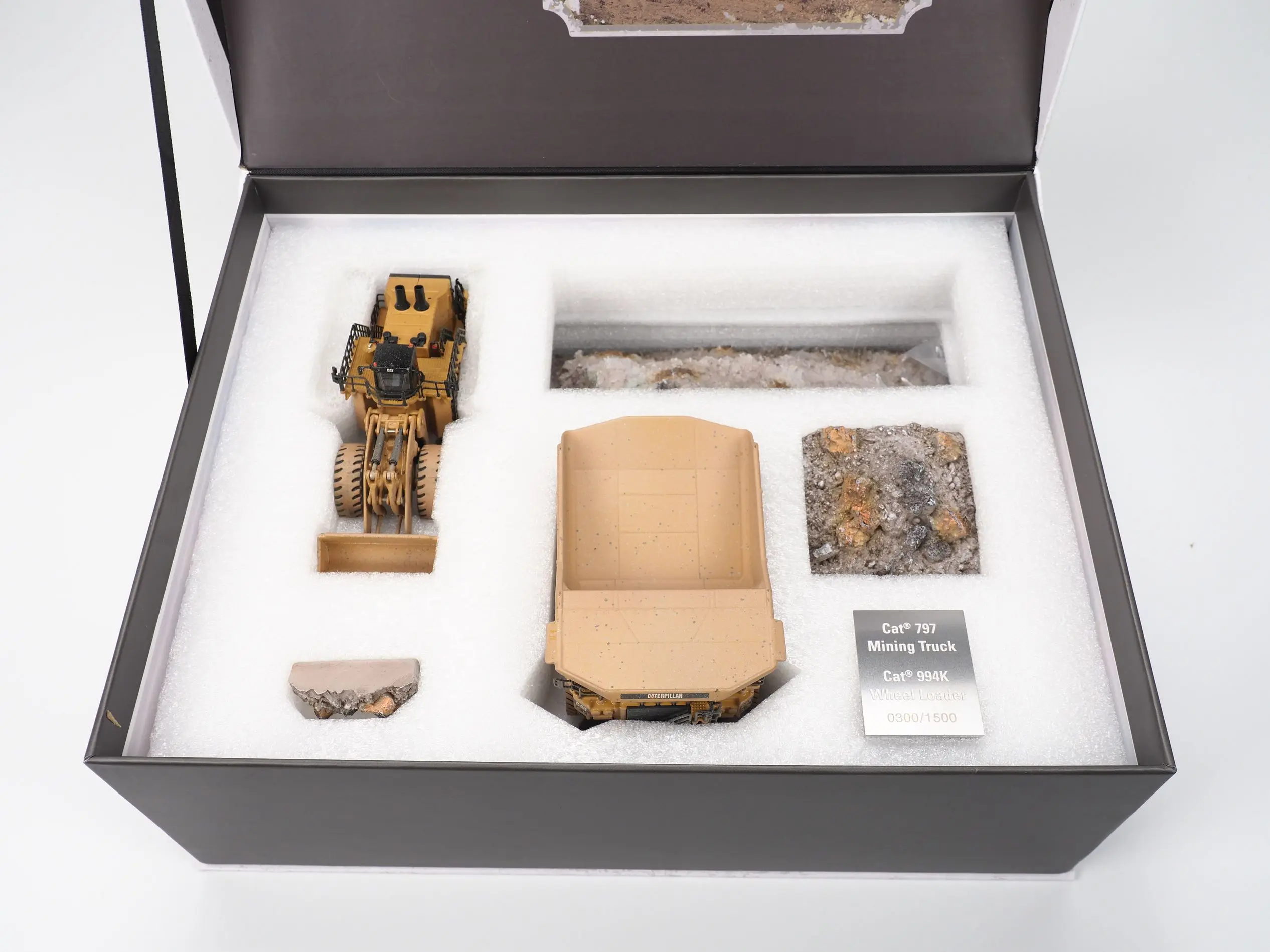 DM-85762 1:125 994K Wheel Loader & 797 Mining Truck Collectible Construction Machinery Toy Scene Decoration Boy's Birthday Gift