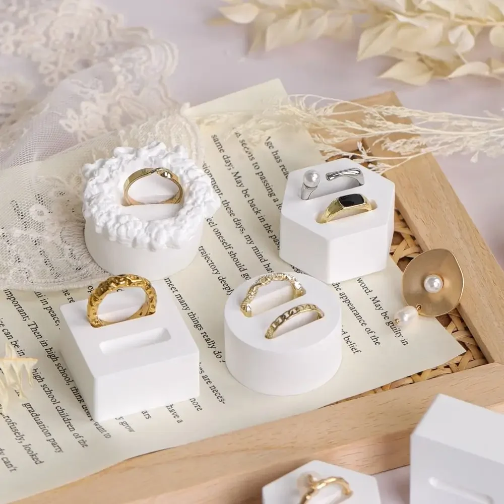 

Convenient White Gypsum Jewelry Ring Display Rack Lightweight Creative Display Box Storage Case Photography Props