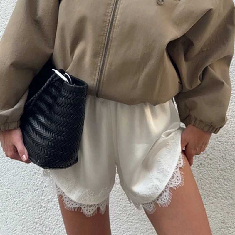 Pantaloncini da donna in raso di seta Mutandine francesi Moda chic con finiture in pizzo Mini micro pantaloncini setosi a vita bassa Coquette Lounge Slip Pj Bottoms