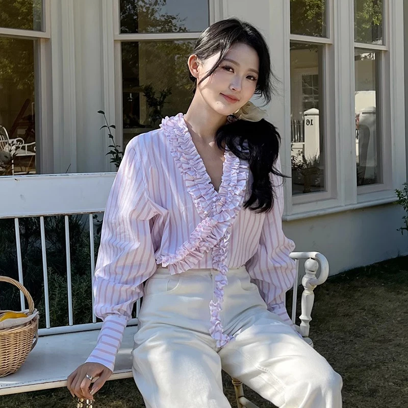 قميص نسائي جديد أنيق فضفاض بأكمام طويلة ومخطط بتصميم متقاطع وحواف مزينة بالزهور، أزياء نسائية عصرية للعمل مصنوعة من ألياف الب...