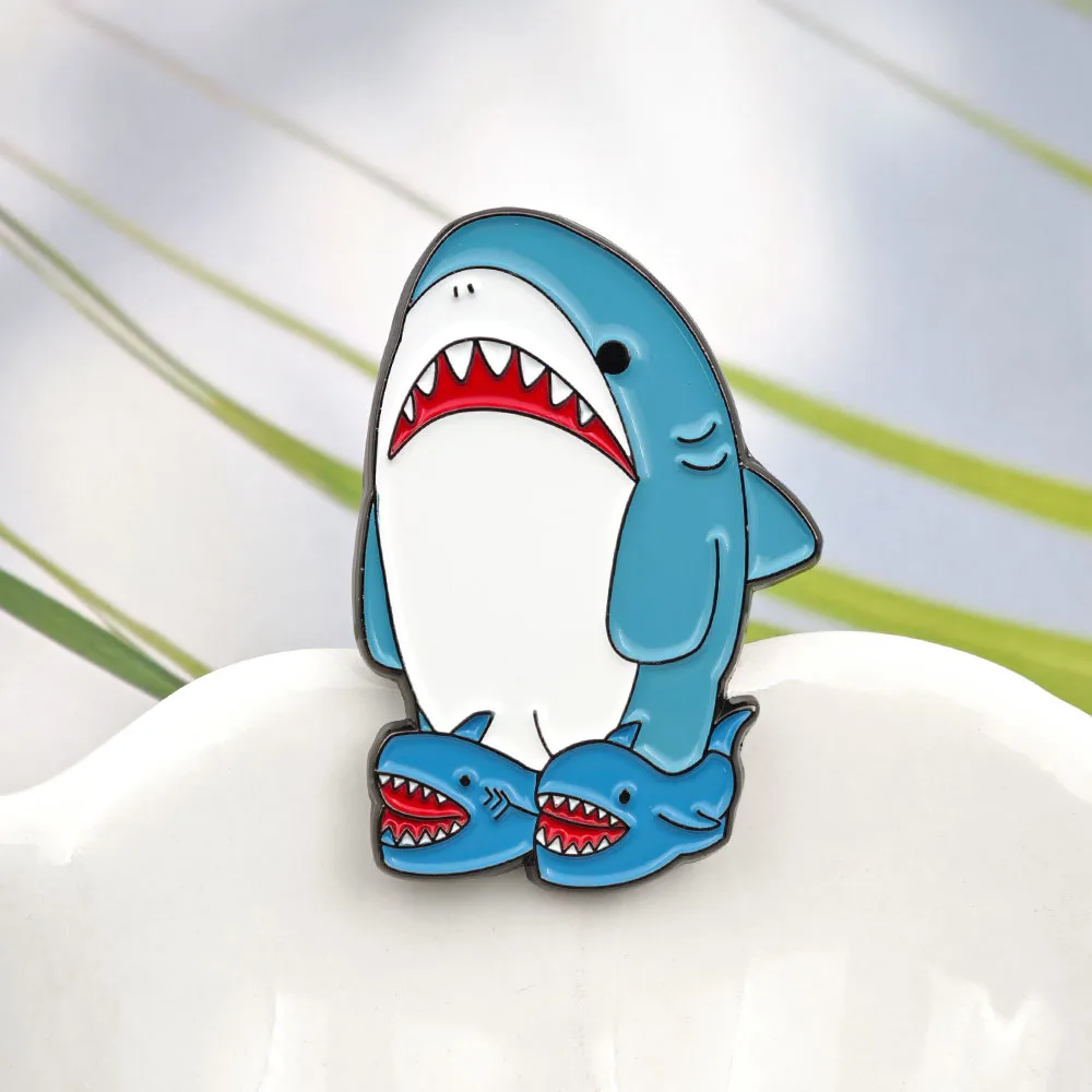 Niedlicher Hai in Haifisch-Hausschuhen Emaille-Pin Lustige Meeres-Tier-Broschen Kawaii Fisch-Anstecknadeln Meme-Schmuck Geschenk für Rucksack – Detail 11