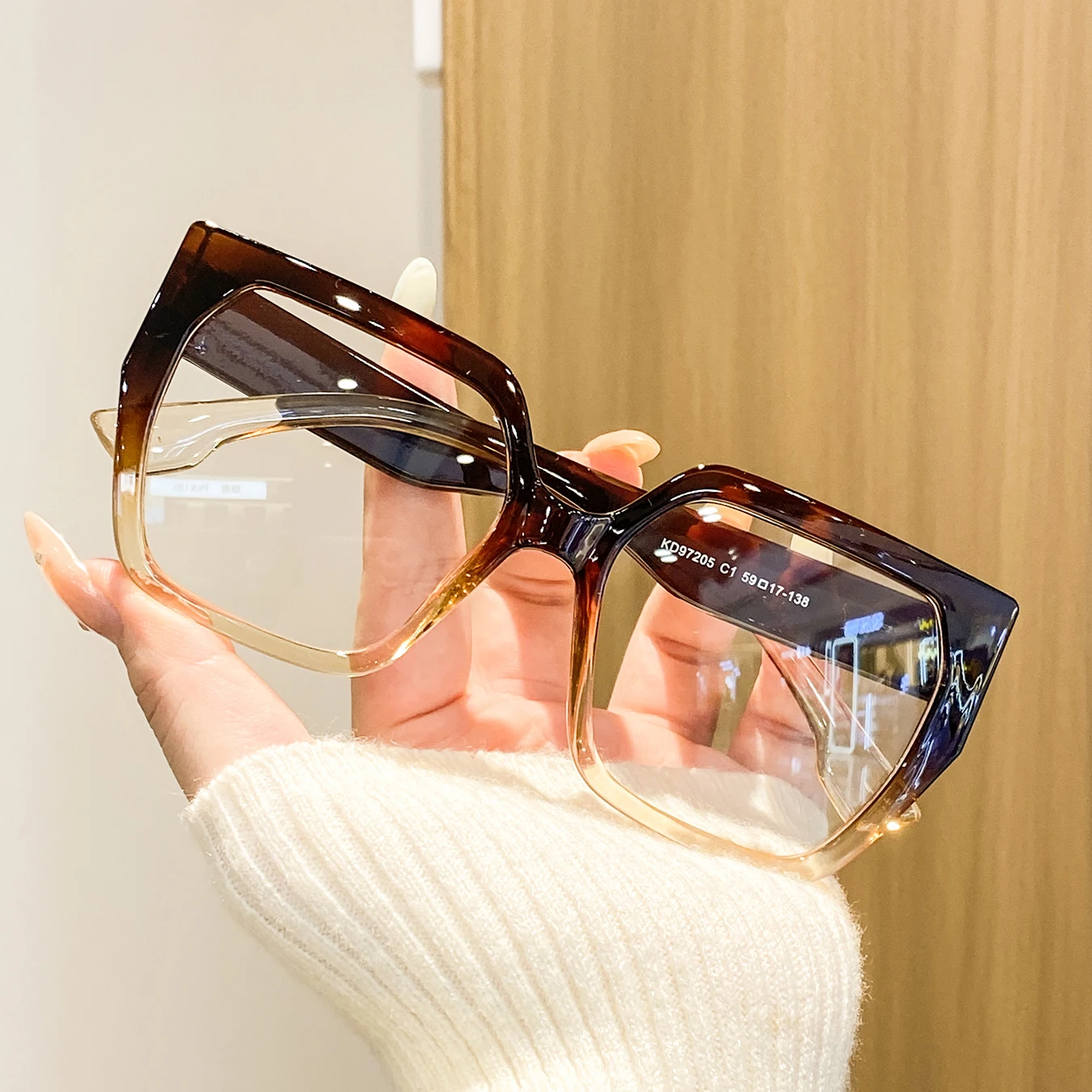 1 Pair of Women's Cat-Eye Square Gradient Glasses, Retro and Stylish, Slimming and Trendy Women's Glasses, Suitable for Daily Outings, Store Visits, Casual Dates, and Commuting