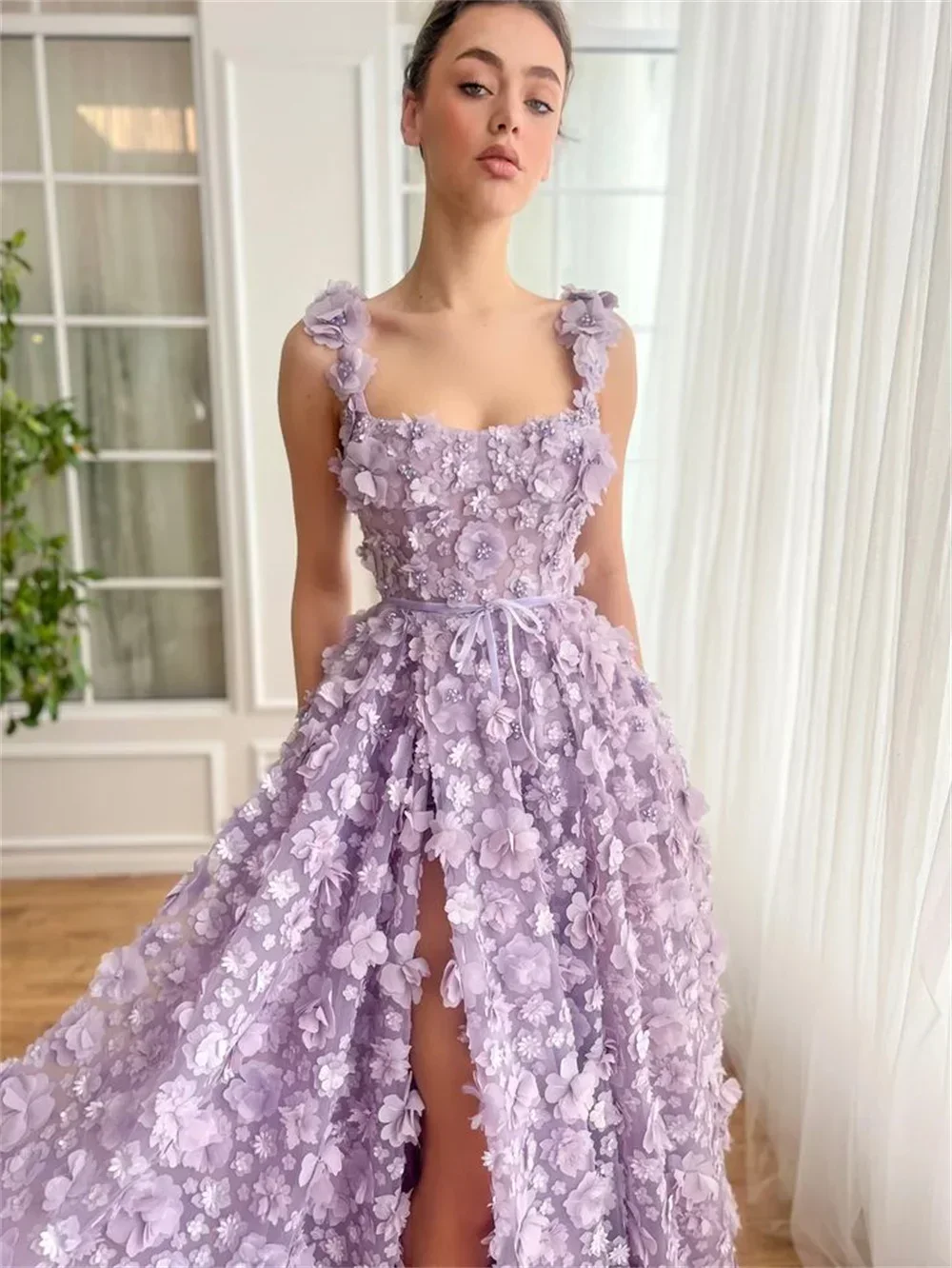 Vestido de festa floral 3D roxo de luxo personalizado 2024 com alças finas e design elegante sem mangas com um flatt