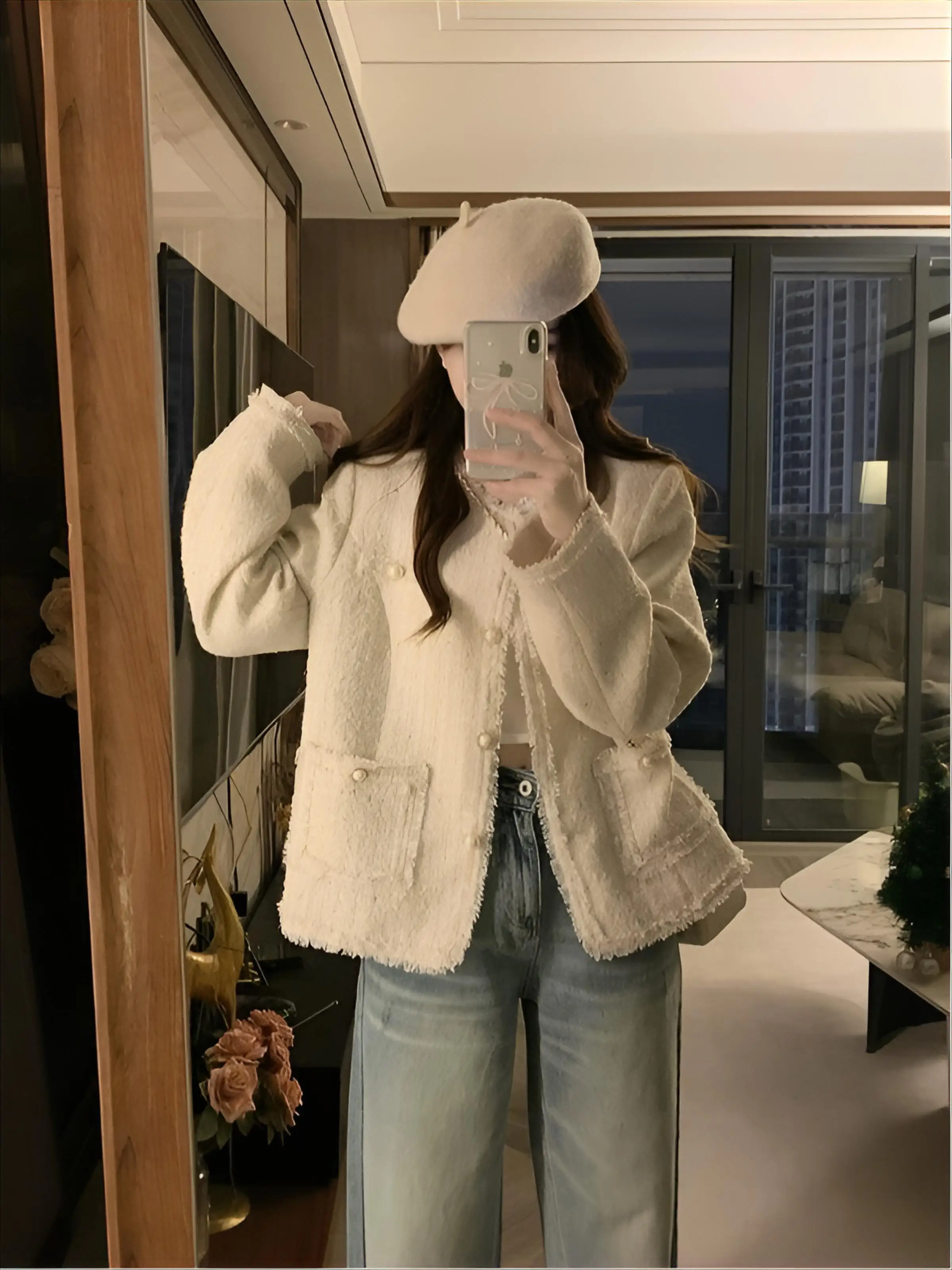 

Жакет из твида бежевый женский осенний, шелковистый атласный, силуэт приталенный, стройный, для элегантных дам, изящный, женственный, стильный, красивый