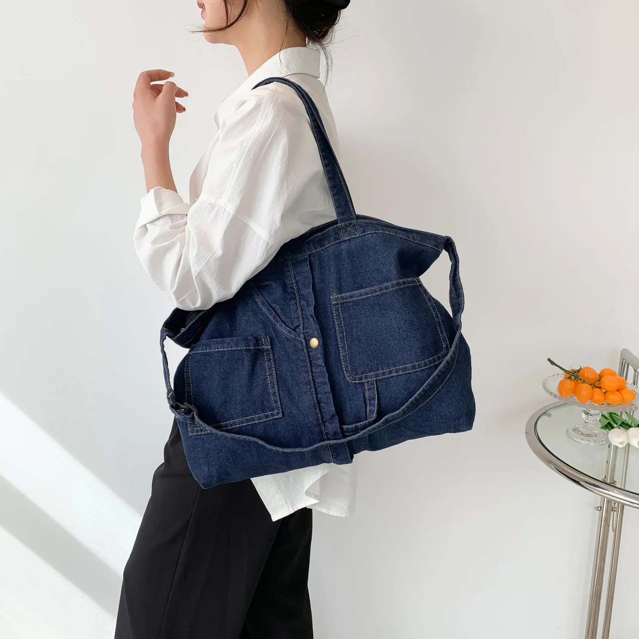 

Spacious Denim Tote Bag Casual Shoulder Purse for Women Vintage Crossbody Bag Versatile Day-to-Night Tote Retro Commuter Bag​