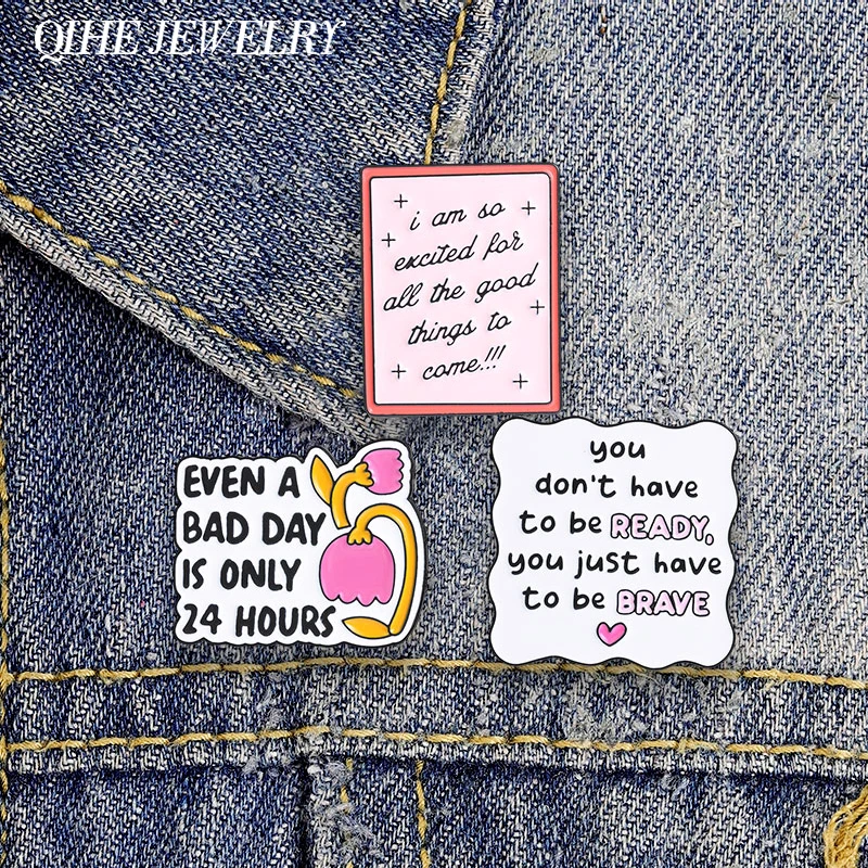 Broche émaillée avec citation motivante : Vous n'avez pas besoin d'être prête, vous n'avez qu'à être courageuse. Même une mauvaise journée ne dure que 24 heures.
