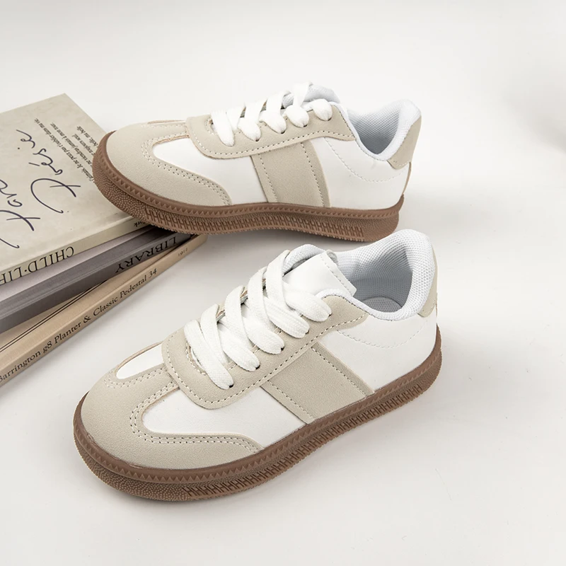 A Pair of Simple Two-Tone Sneakers for Boys and Girls That Are Versatile for All Seasons