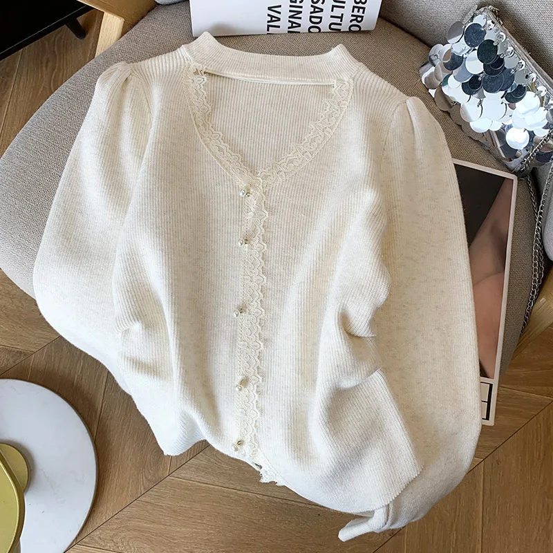 2025 Abbigliamento primaverile Hallow Out Design con scollo a V lavorato a maglia in stile occidentale Nuovo pizzo con giunture Fondo Camicia Top maglione per le donne