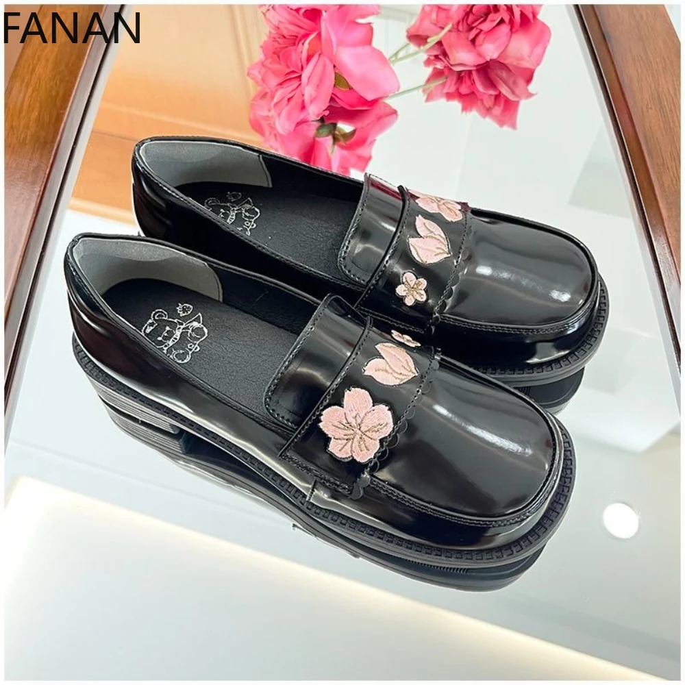 

Униформа в стиле Лолиты JK на плоской подошве, милые туфли-лодочки на среднем каблуке в японском стиле для колледжа, черная женская обувь на платформе с вышивкой и цветами