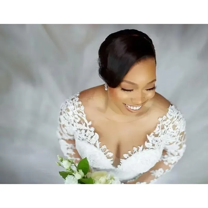 Maßgeschneiderte Plus-Size-Spitzen-Hochzeitskleider, arabische Aso Ebi Brautkleider mit langen Ärmeln, transparentem Ausschnitt, Reißverschluss am Rücken und Schleppe, Plus-Size-Mar