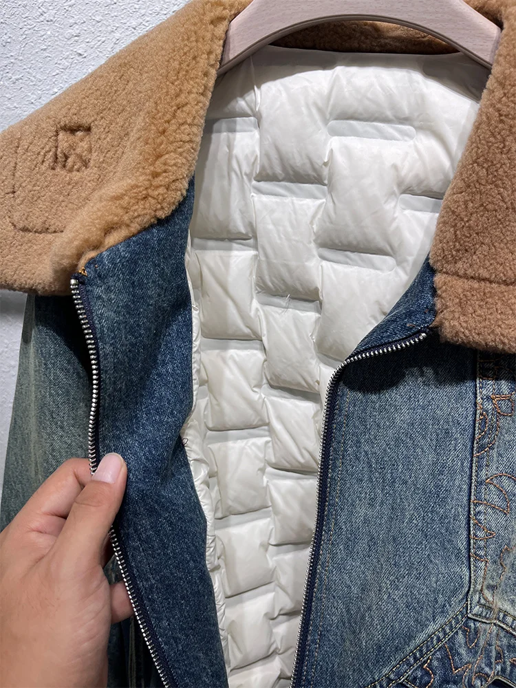 سترة شتوية جديدة لعام 2025 من قماش الدنيم ملابس خارجية نسائية فاخرة وطبيعية من فرو الأغنام ميرينو الحقيقي معاطف للأسفل