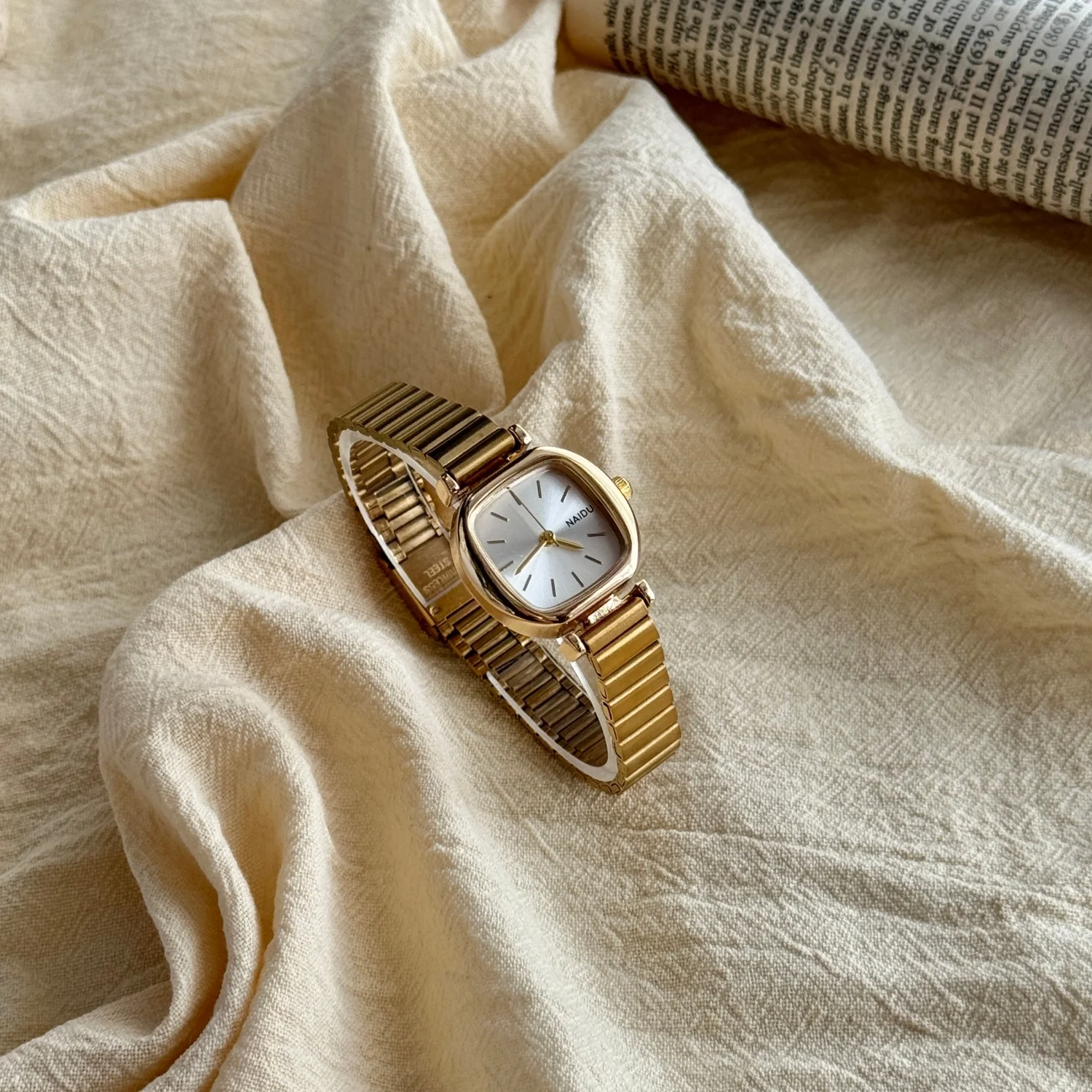 

New Women's Watch Simple Temperament Small Dial Square Student Wristwatches Adjustable Steel Strap Ladies' Watches Clock Gift