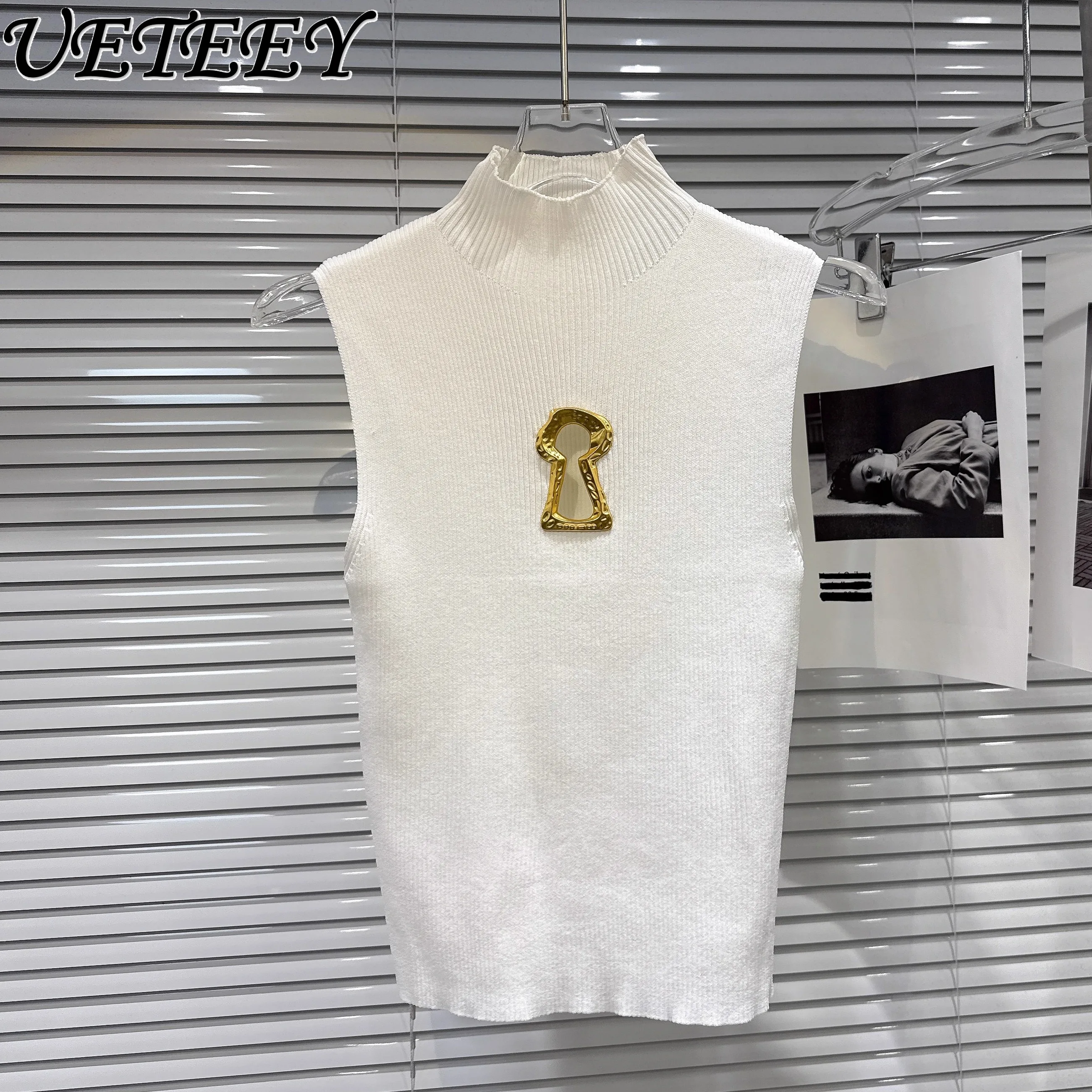 

Осень 2024, новый вязаный топ с металлической пряжкой и полым дизайном, модный черный, белый цвет, эластичный тонкий свитер без рукавов, жилет