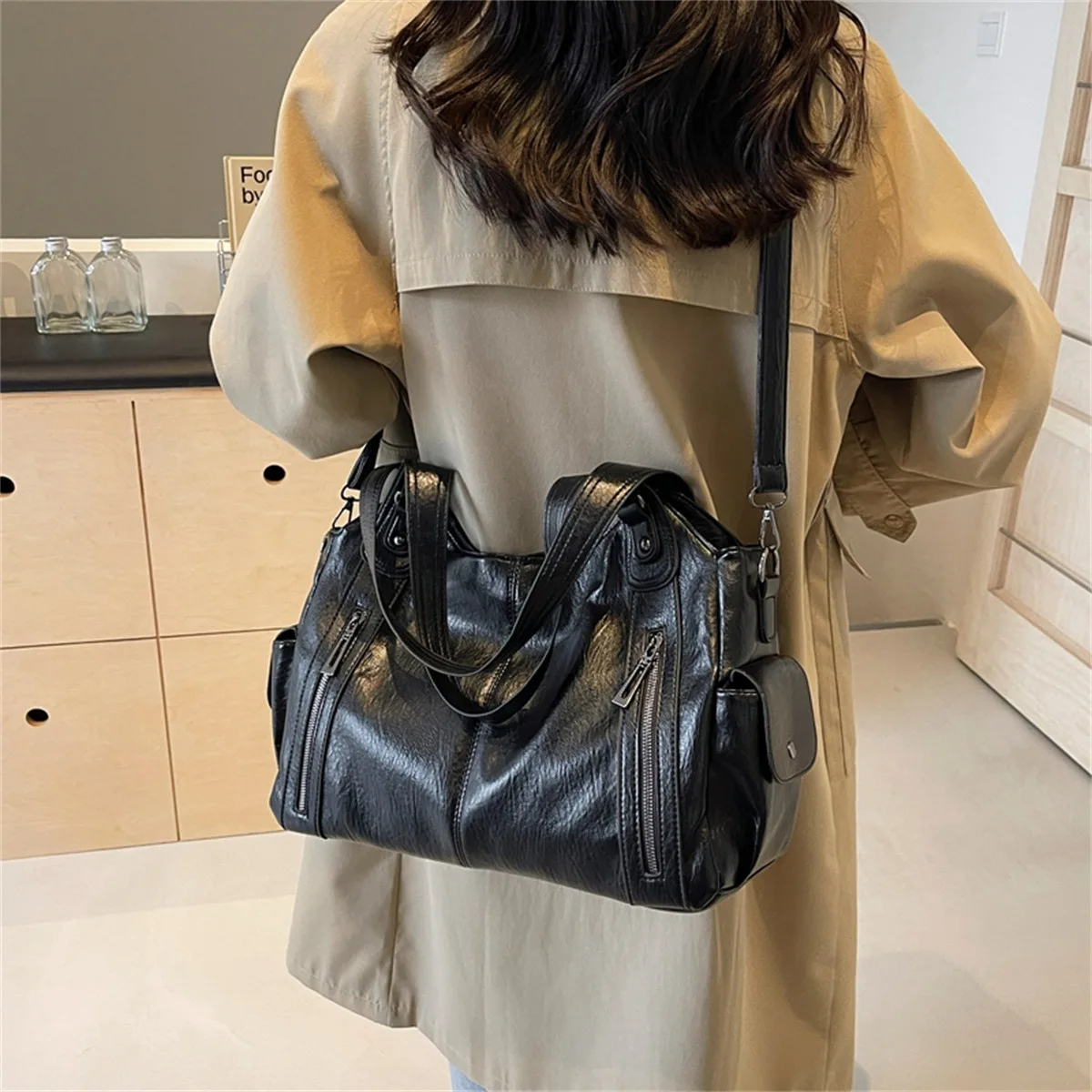 

2025 New Women's Vintage Tote Bag, Large Capacity Crossbody Purse with Zipper, Spacious Shoulder Bag for Work Commute & Travel