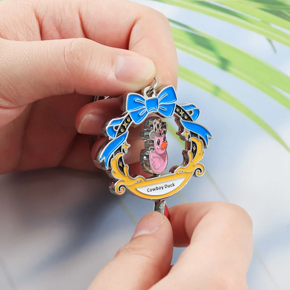 Lustiger rotierender Cowboy-Enten-Schlüsselanhänger, doppelseitig drehbarer rosa Enten-Schlüsselring, Kawaii-Tier-Metallanhänger, Schmuck für Rucksack und Tasche – Detail 4