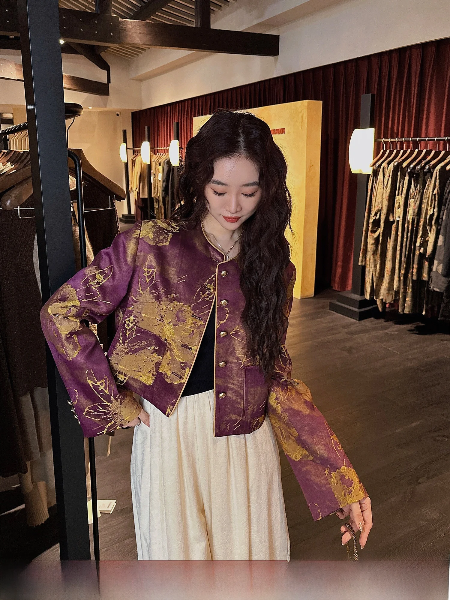 

Новая женская шелковая куртка Sanji Bla Flower в китайском стиле с золотой вышивкой, весна 2025, для повседневной носки, свободный крой, удлиненная.