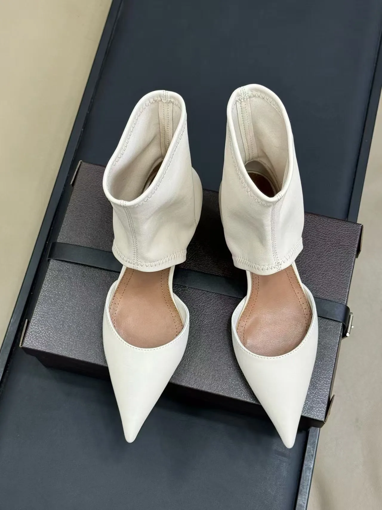 Botas legais para mulheres 2025 verão novo estilo apontado, fino, temperamento sexy versátil botas curtas de salto alto