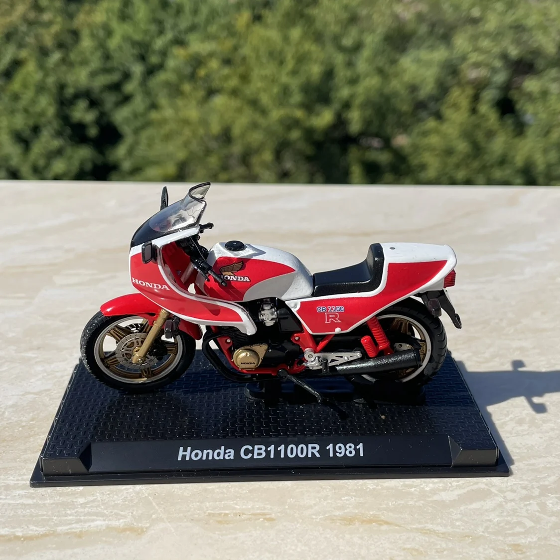 1:24 Scale Diecast Alloy CB1100R 1981 Toys Motorcycle Model Classics Adult Collectible Souvenir Gifts Static Display