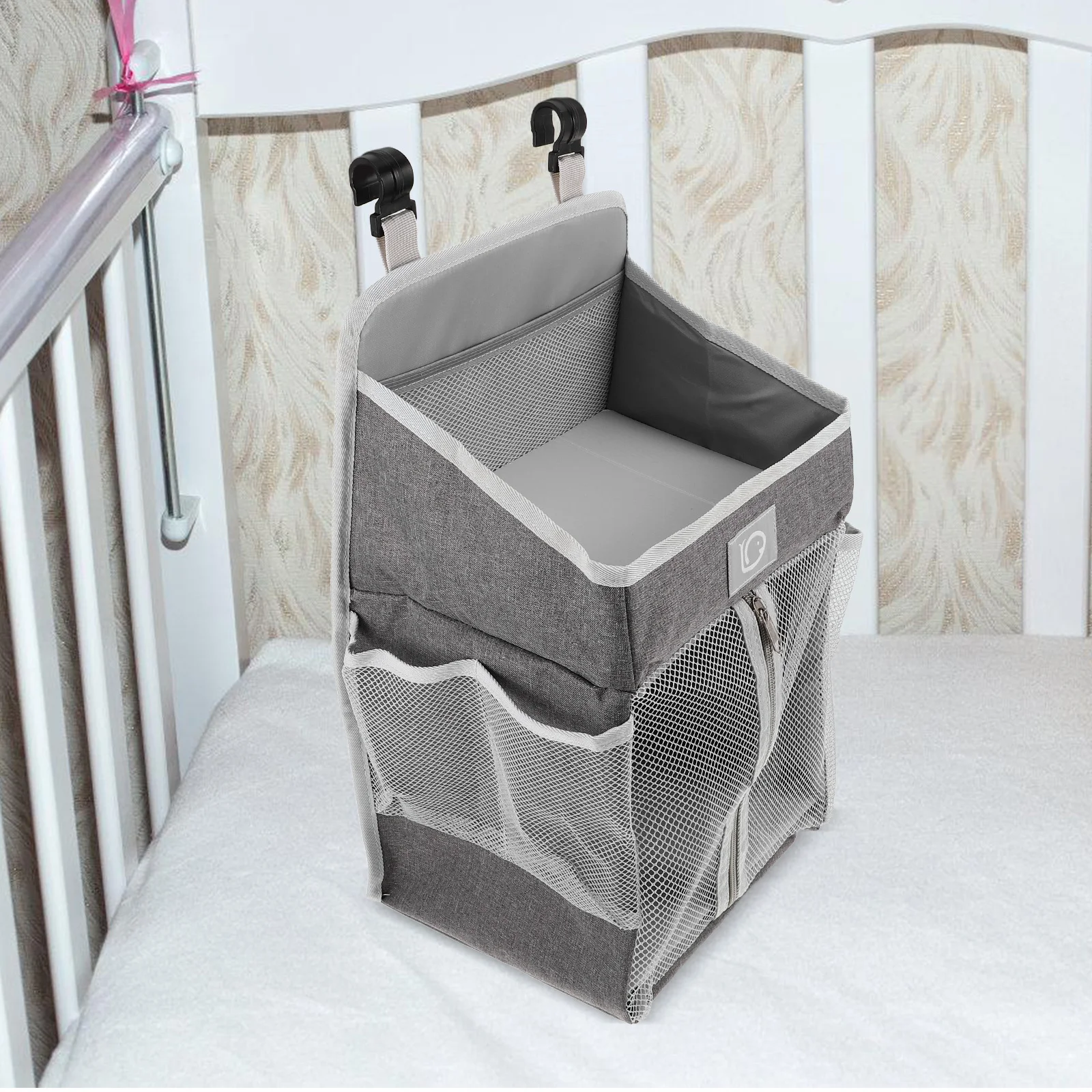 حقيبة تخزين كبيرة بجانب سرير الطفل، منظم تعليق متعدد الأقسام، حفاضات واسعة وحامل مناديل، حضانة من القماش قابلة للتنفس