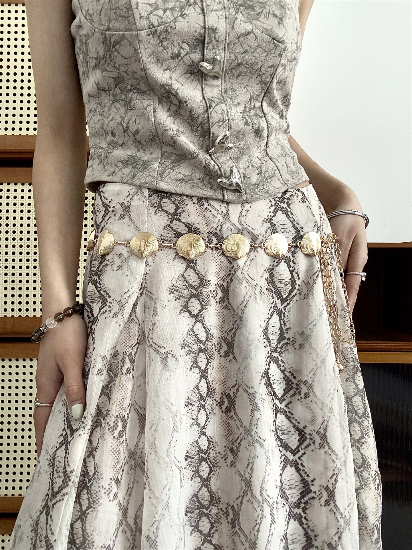 cinto-de-cintura-feminino-de-metal-pequeno-com-detalhes-de-concha-novo-estilo-2026-sensacao-de-luxo-para-usar-com-vestidos