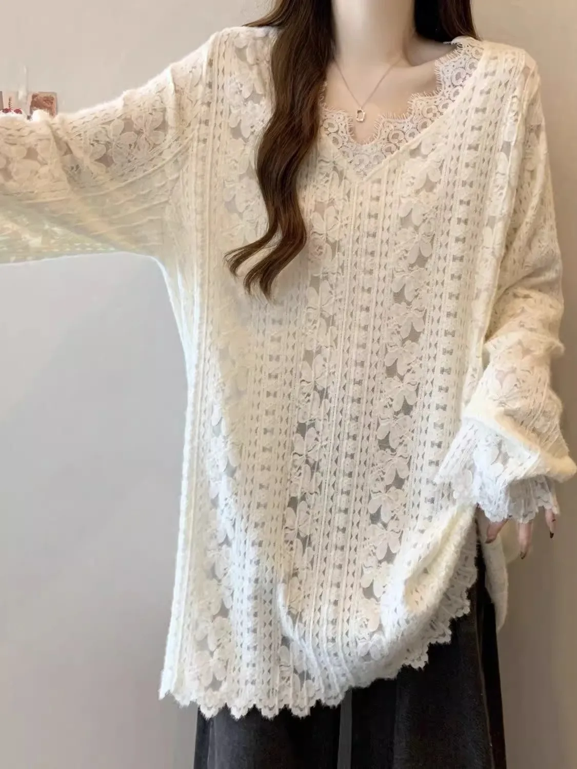 플러스 사이즈 300 파운드 여성용 롱 슬리브 V넥 레이스 봄 패션 엉덩이 커버 슬리밍 탑 한국 스타일 루즈핏