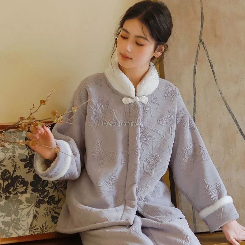 بيجامات نسائية شتوية جديدة على الطراز الصيني القديم لعام 2025 بياقة واقفة ونمط الفراشة من قماش الجاكار بأكمام طويلة ملابس منزلية دافئة من الصوف #2