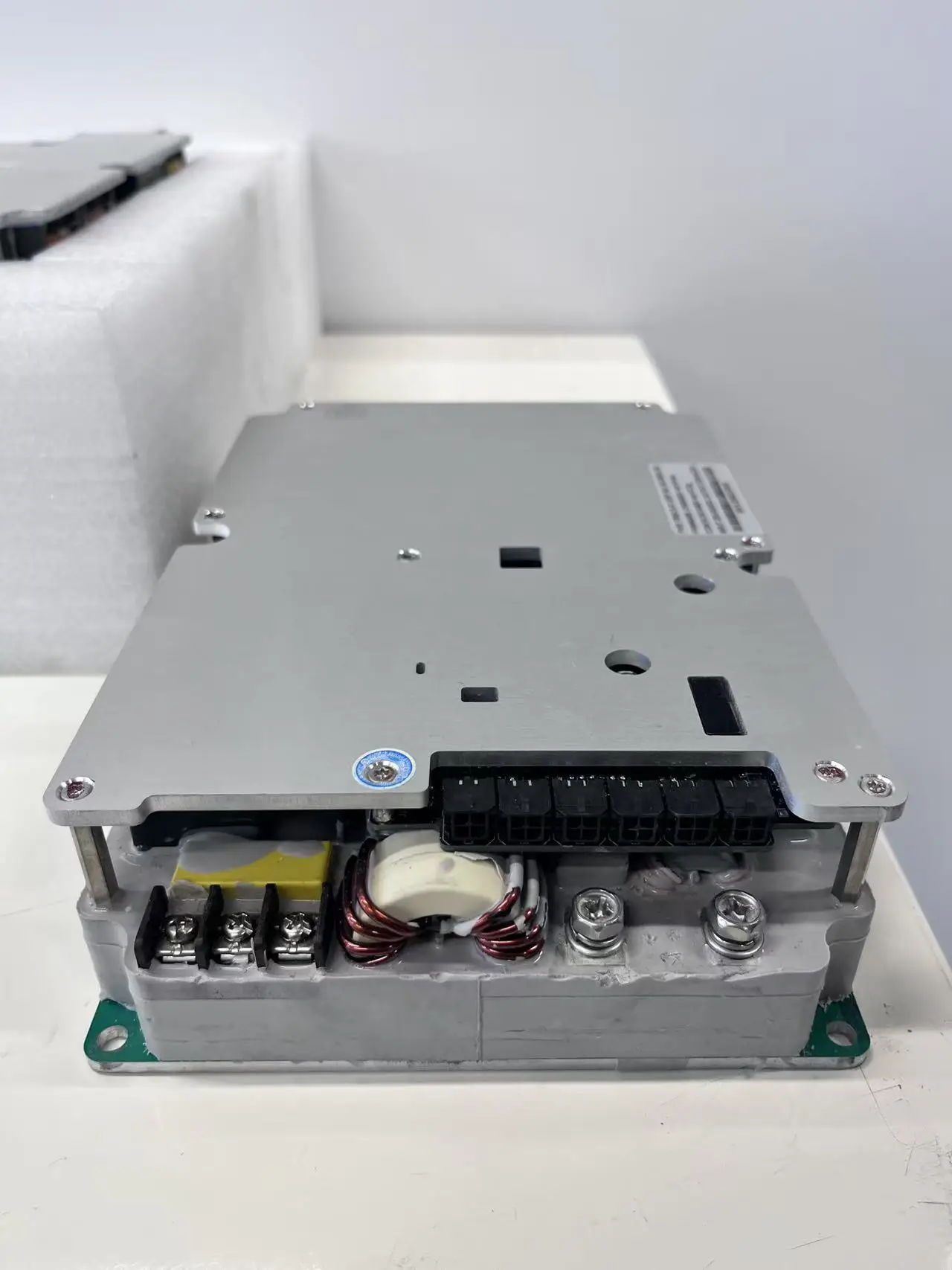 Lincoren Integrated Bidirectional DCDC 3.3kW/1.8kW Two-in-One Onboard Module Electric Vehicles V2L IP67 94% Efficiency Air