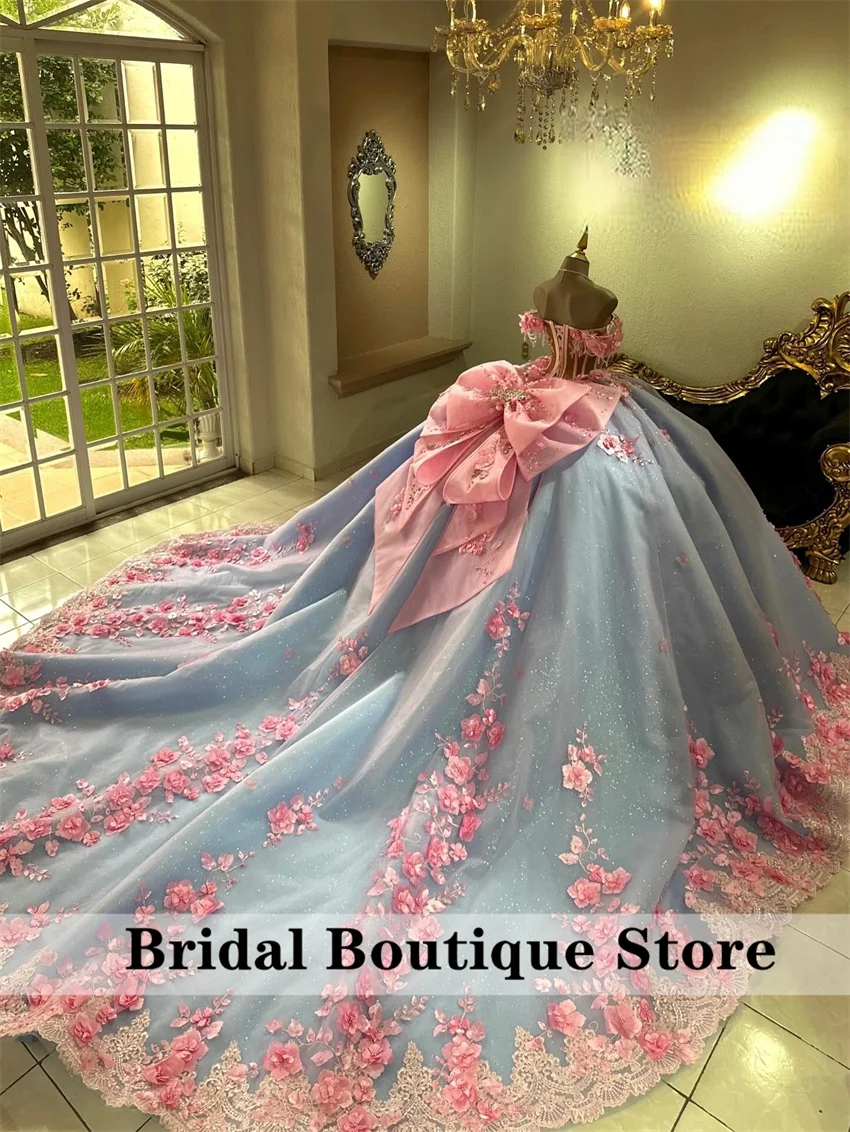 Abito Quinceanera con fiocco blu con spalle scoperte Abito da ballo con perline Fiore 3D Abito da compleanno di lusso con applicazioni Abito da laurea personalizzato