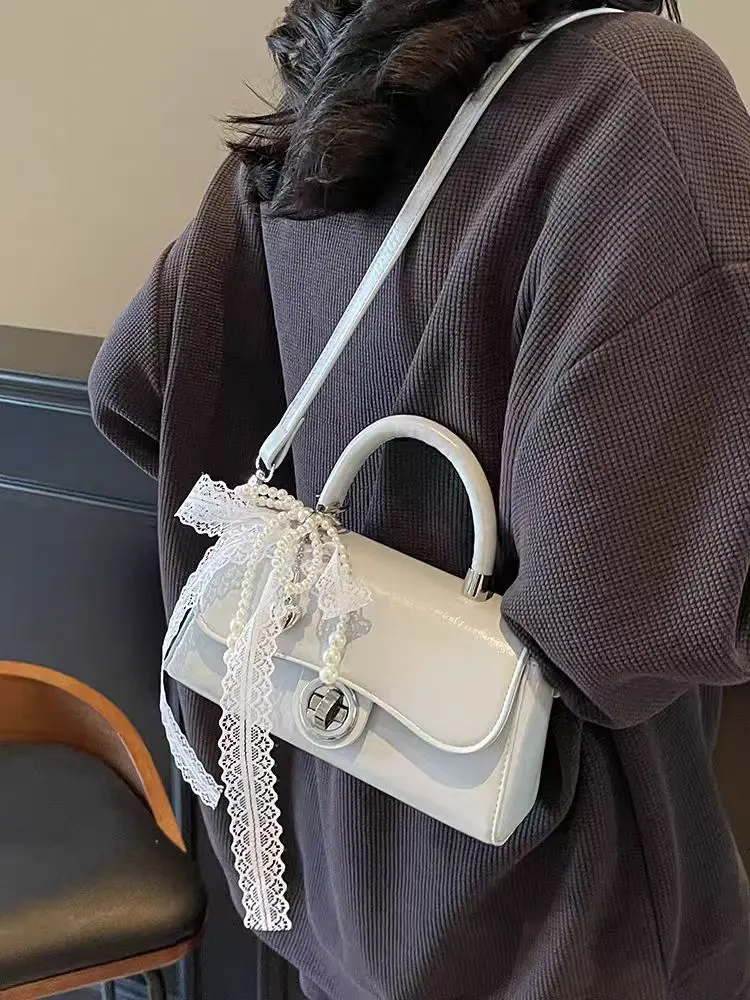 حقيبة كروس مربعة صغيرة من الدانتيل بفيونكة حلوة للنساء 2025 حقيبة يد صيفية فاخرة جديدة ذات علامة تجارية حقيبة كتف عصرية من البولي يوريثان