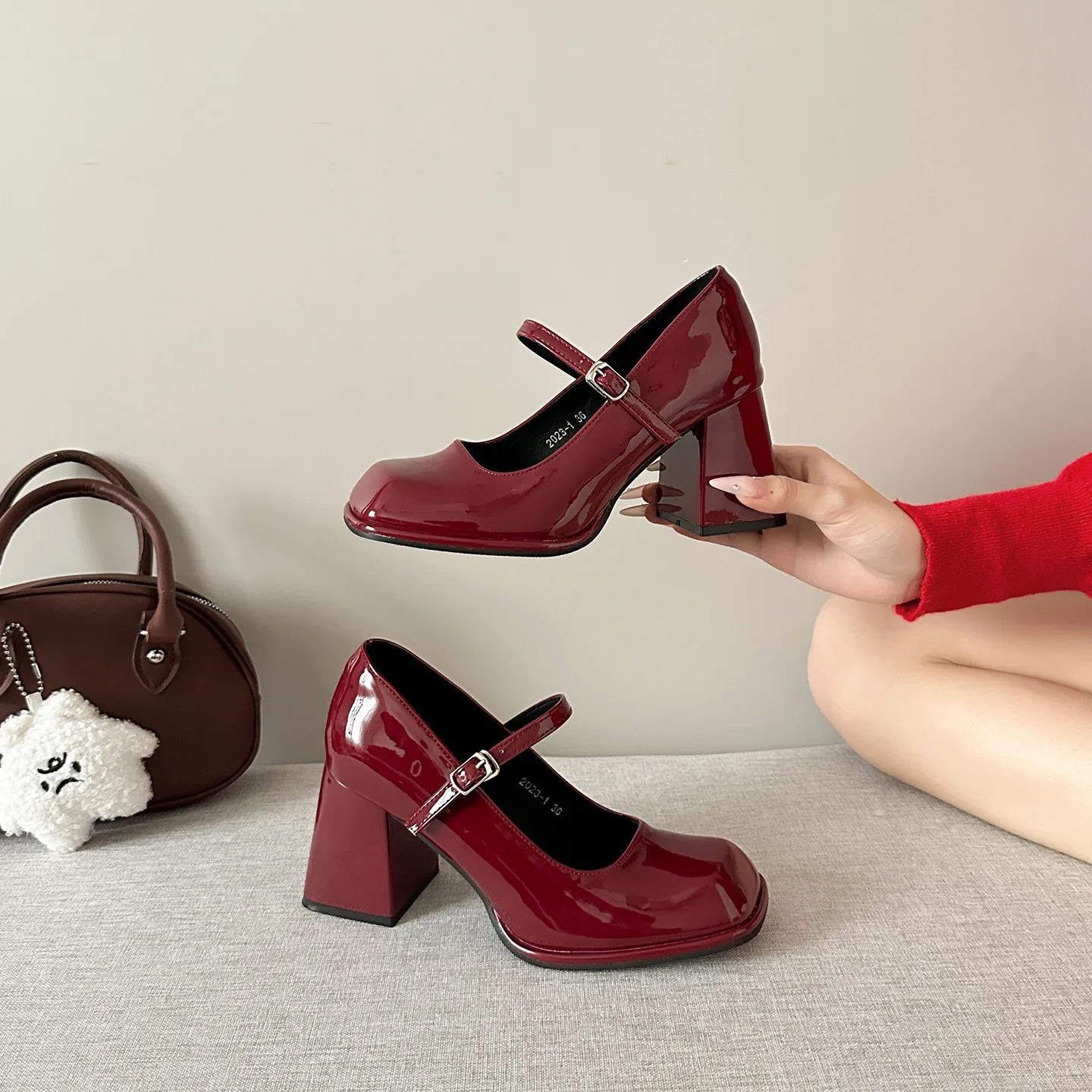 

Черные лакированные туфли Мэри Джейн на массивном каблуке, женские, в стиле ретро, милые и стильные, с круглым носком, увеличивающие рост, для повседневной носки и уличного стиля