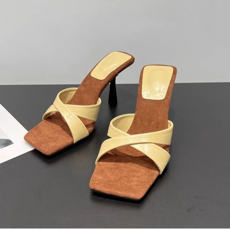 

Новинка 2023 года, женские босоножки на высоком каблуке с квадратной головкой и перекрестным ремешком, одна линия, тонкий каблук, подходящие для ношения уличных тапочек