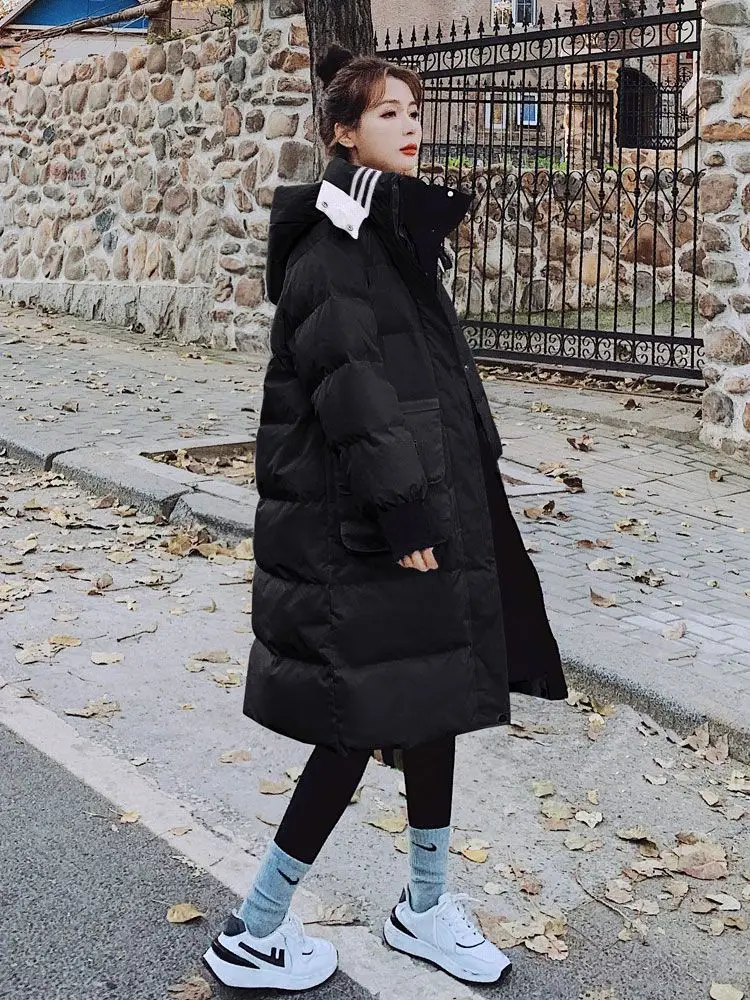 Piumino alla moda in piumino d'anatra bianca da donna nell'inverno 2025, giacca sportiva al ginocchio alla moda e ampia