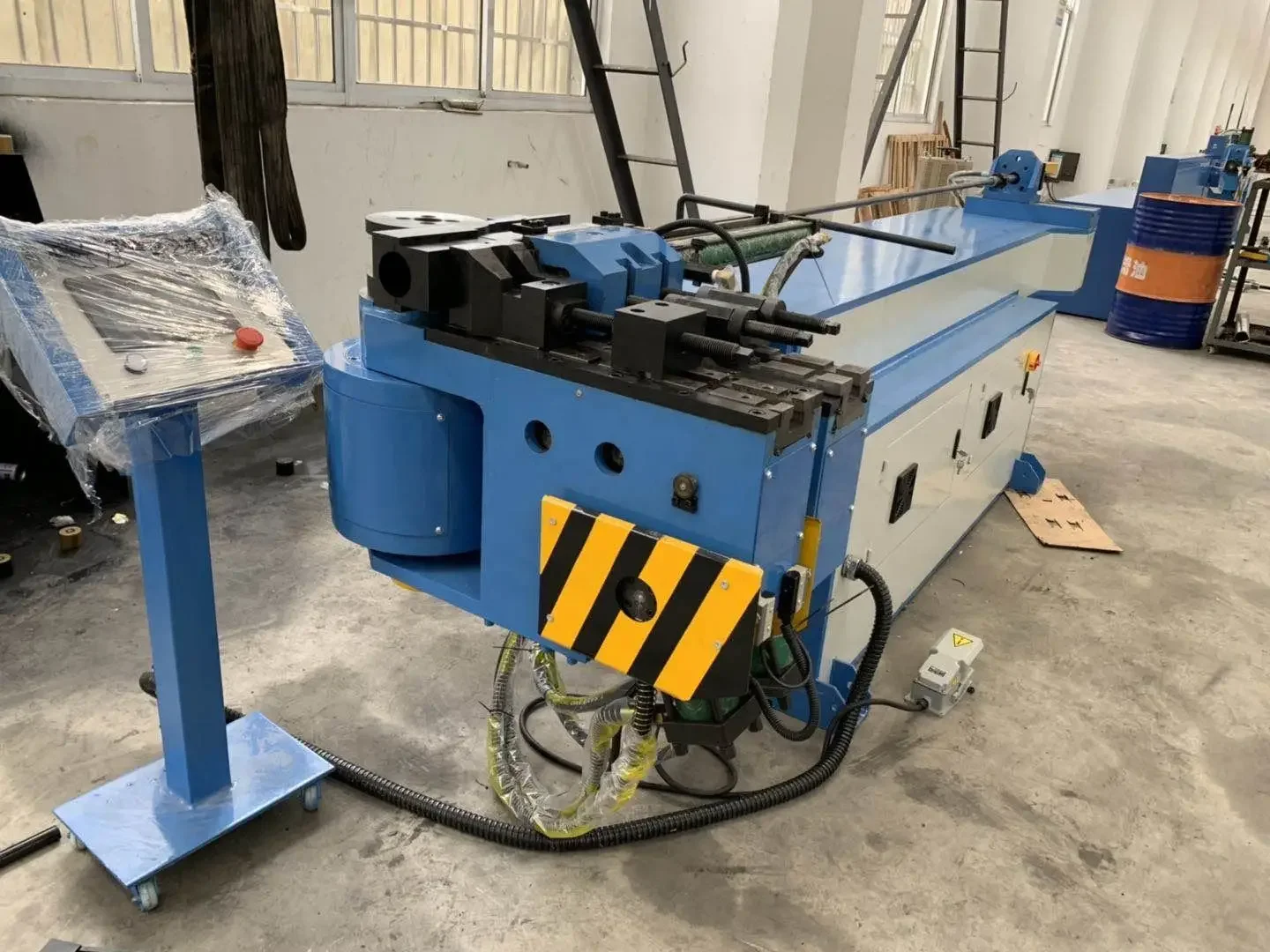 آلة ثني الأنابيب المعدنية الهيدروليكية ذات الطبقات المتوسطة باستخدام الحاسب الآلي