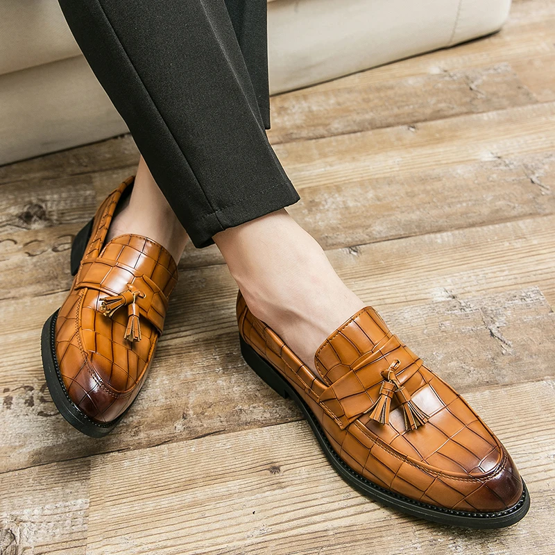 British Style Elegant Man Dress Shoes Crocodile Pattern Print Casual Shoes Men Leather Brown Loafers Men Slip-on Flat Monk Shoes