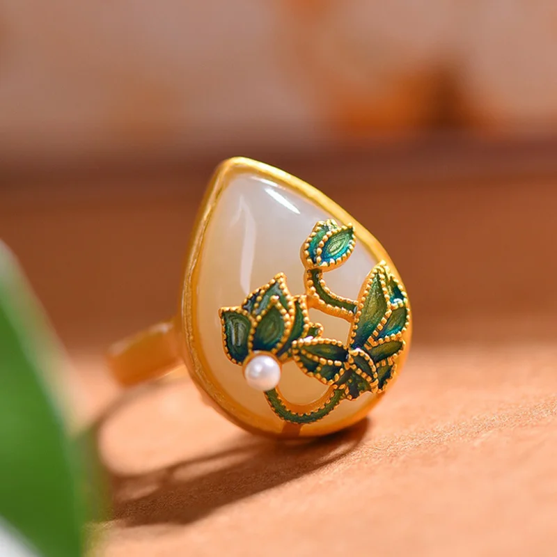 

Женское кольцо из серебра 925 пробы с инкрустацией из натурального белого нефрита Хэтянь и эмалью