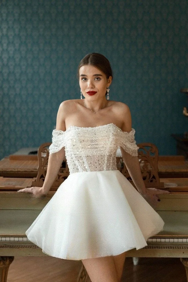 

Блестящее платье Свадебное белое простое свадебное платье Elopement Короткое свадебное платье Корсет Блестящие свадебные платья с открытыми плечами
