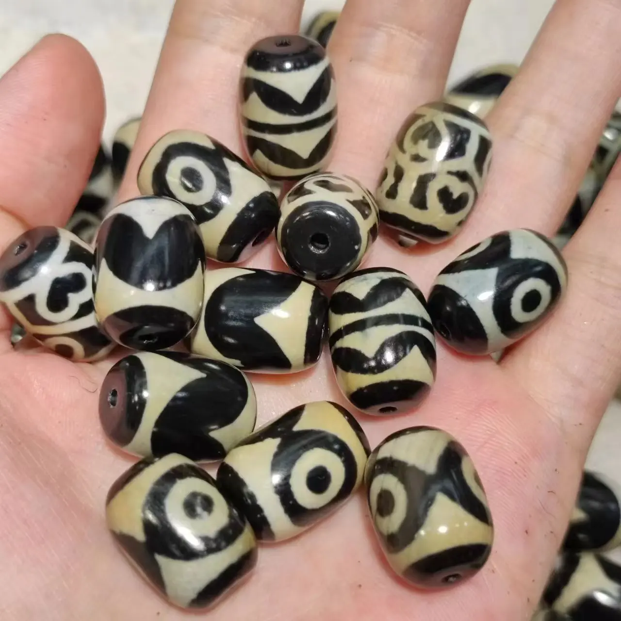 100pcs/lot natural multi-pattern old agate dzi wholesale Black and white Weathering lines 13*18mm diy Prayer beads Bracelet taki