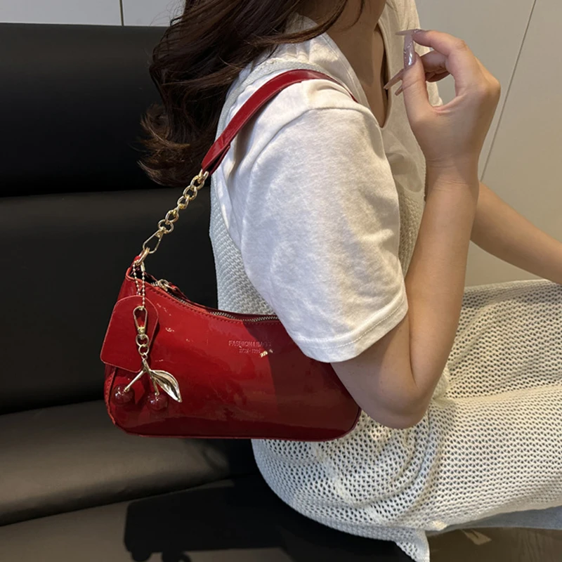 Neue Modische Damen-Handtasche aus PU-Leder, Einfarbig mit Kirsch-Anhänger, Vielseitige Schultertasche, Damen-Umhängetasche für den Alltag – Detail 14