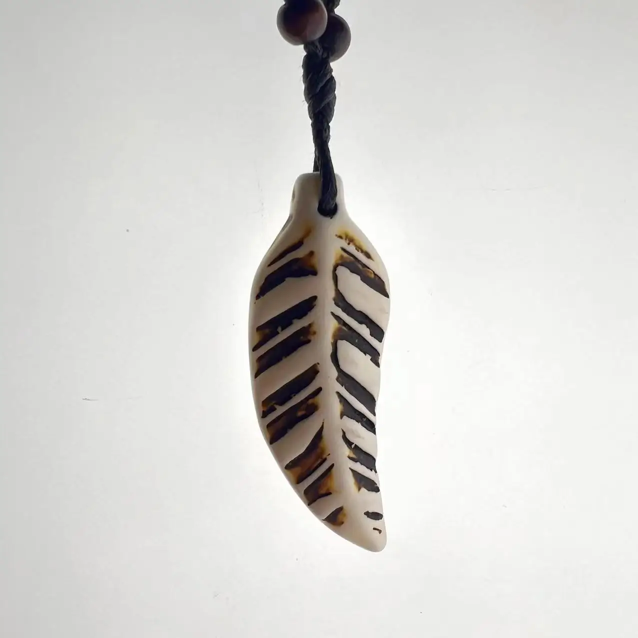 

1 Piece Of Retro Adjustable Bone Imitation Carving Fallen Leaf Necklace, Leaf Jewelry Couple Necklace