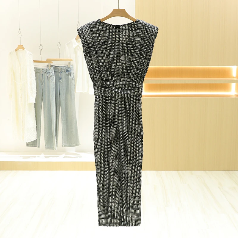 Damski kombinezon casualowy z okrągłym dekoltem, nadrukiem, dopasowanym krojem, wysokim stanem, długimi nogawkami, zapinany na guziki, modny, jesienny.