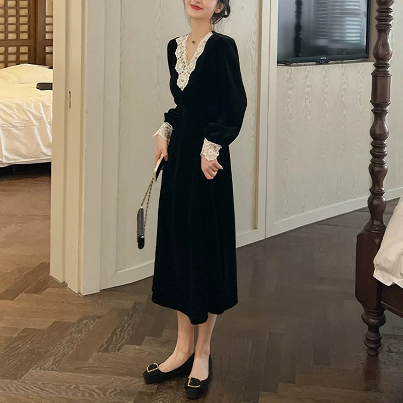 Vintage Black Lace Velvet Dress with Long Sleeves, Perfect for Women in Autumn and Winter as French Style Bottoming Dress dress