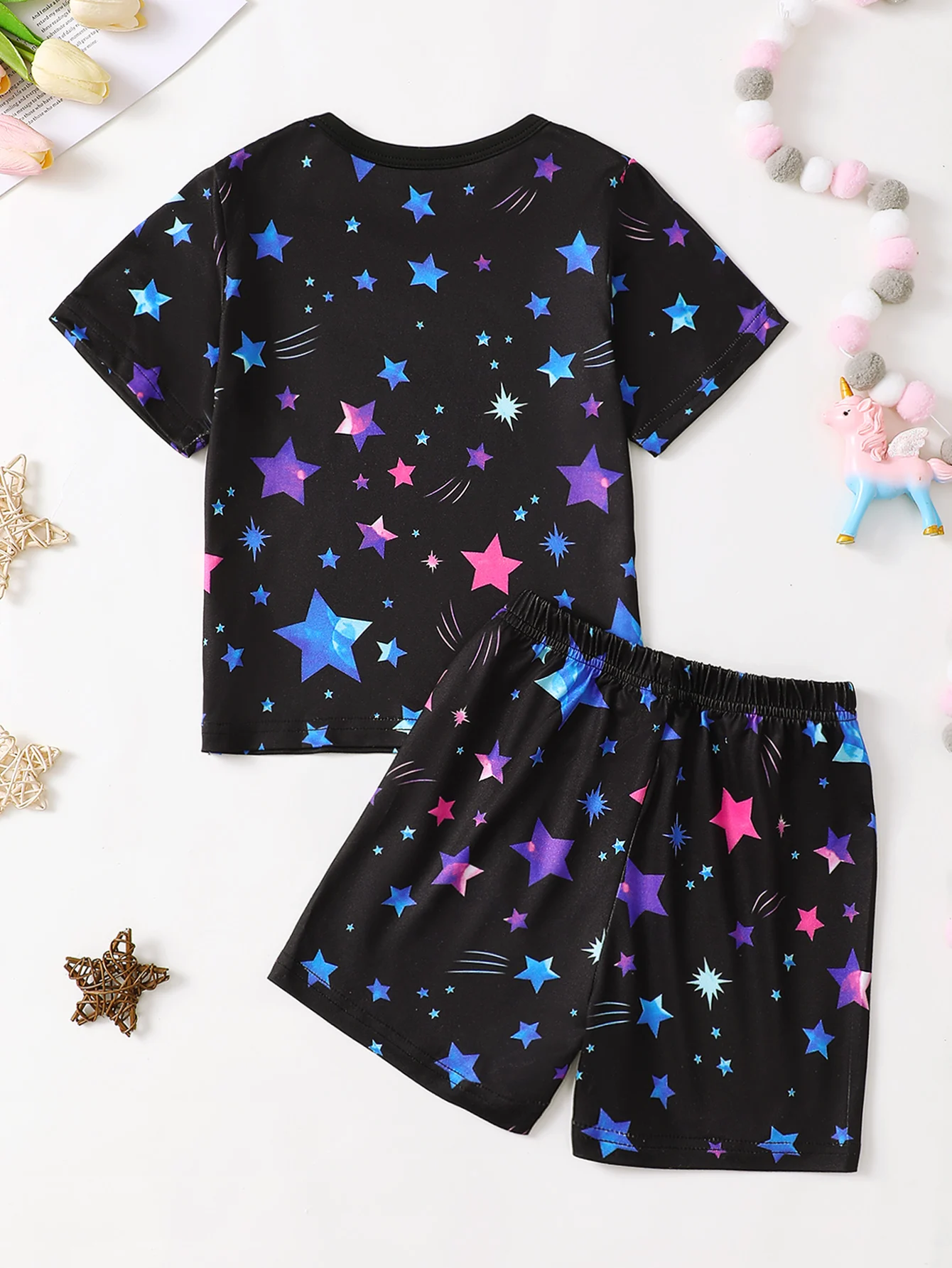 Cool Starry Sky and Meteor Print Children's Short-Sleeve Shorts Two-Piece Set, Round-Neck Loose Short-Sleeve Top Paired with Casual Shorts, Soft Fabric, Dreamy Colorful Star Patterns, Suitable for Kids' Outings and Daily Wear