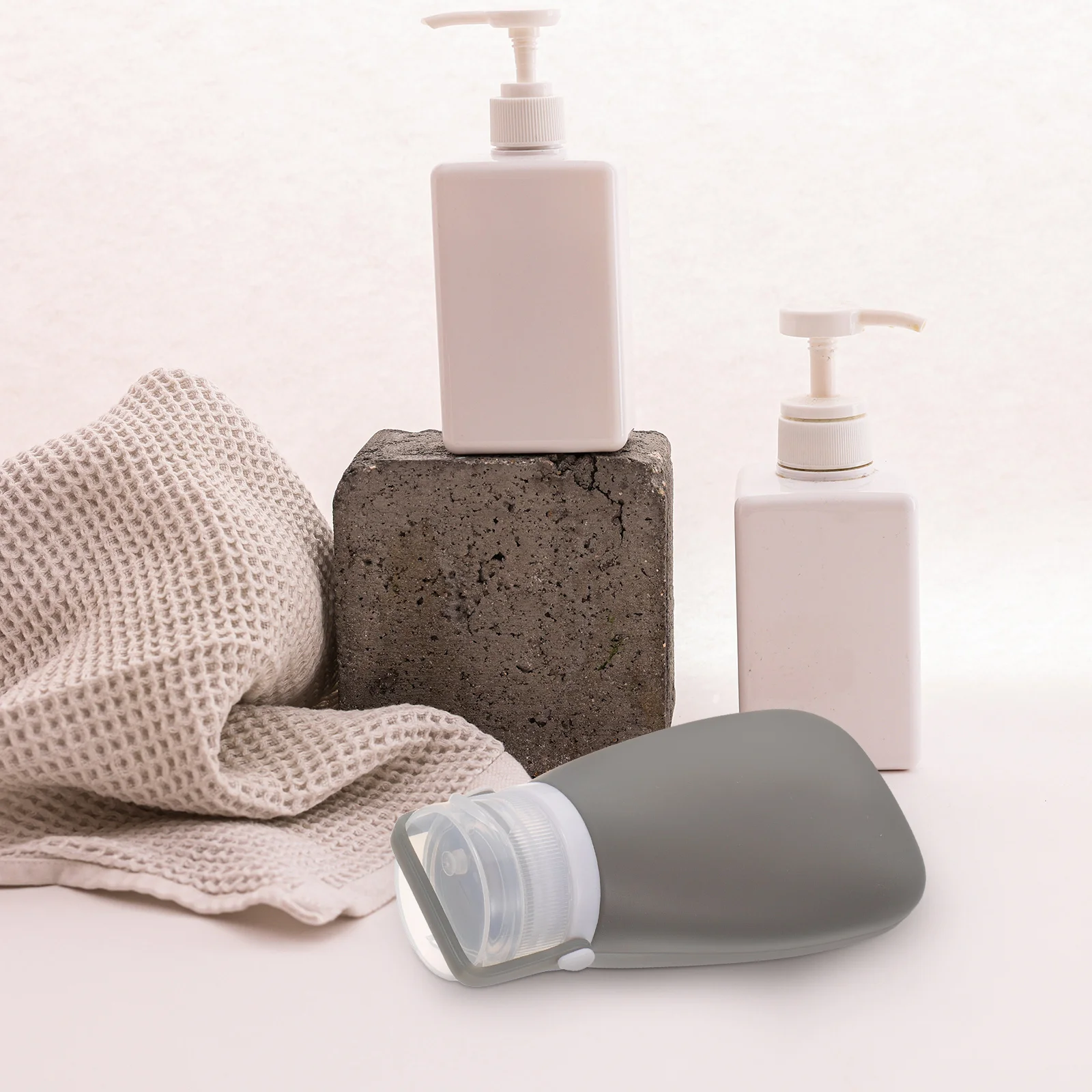 ขวดซิลิโคนสำหรับเดินทาง 4 ชิ้น ป้องกันการรั่วซึม เติมได้ บีบได้ สำหรับใส่โลชั่น แชมพู ขวดพกพาขนาดเล็ก