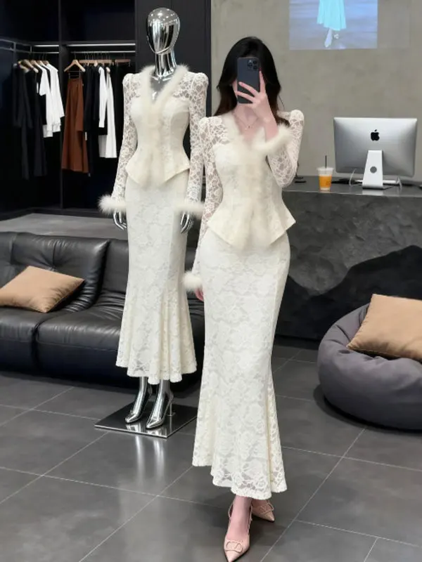 

Нежный комплект из топа с V-образным вырезом и кружевом и юбки-обертки: комфортный, средней плотности, зимний, модный, во французском стиле, женский.