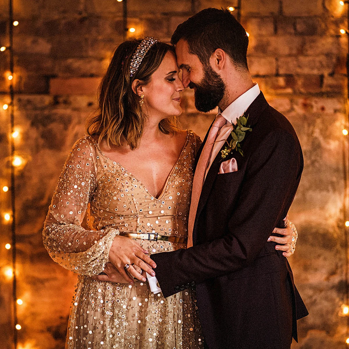 Vestido de novia alto y bajo con cristales brillantes, piedra alta y baja, mangas largas abullonadas personalizadas, longitud hasta el tobillo, cuello en V, lentejuelas, vestidos de novia