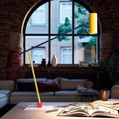 Мемфис минималистичный торшер для гостиной, диван в скандинавской атмосфере рядом с цветным зданием продаж