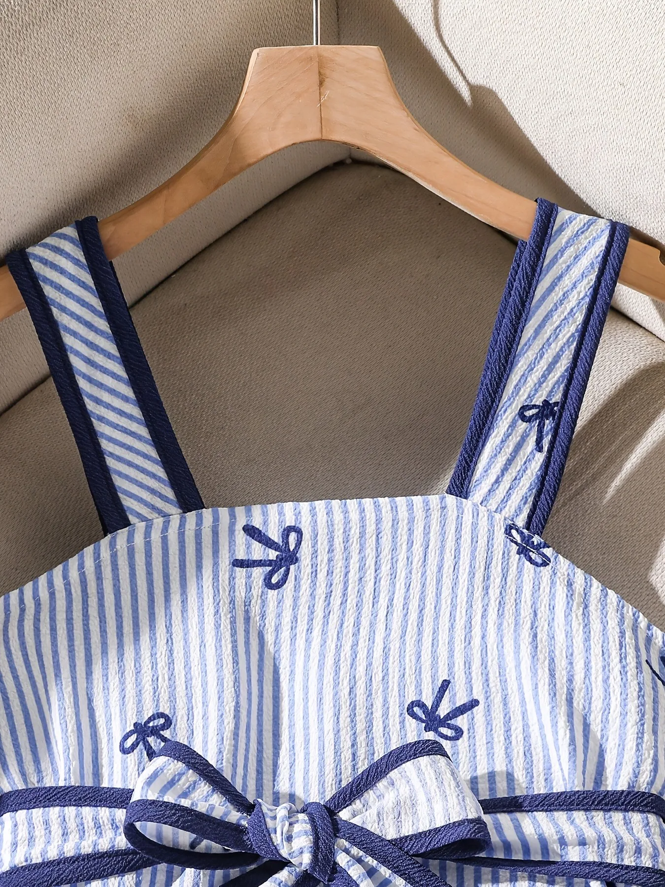 Trendiges 2-teiliges Co-Ord-Outfit für Mädchen, vertikal gestreifte, mit Schleifen bestickte Sling-Bluse, lockere bedruckte Shorts für den täglichen Freizeitgebrauch von Kindern im Freien – Detail 3