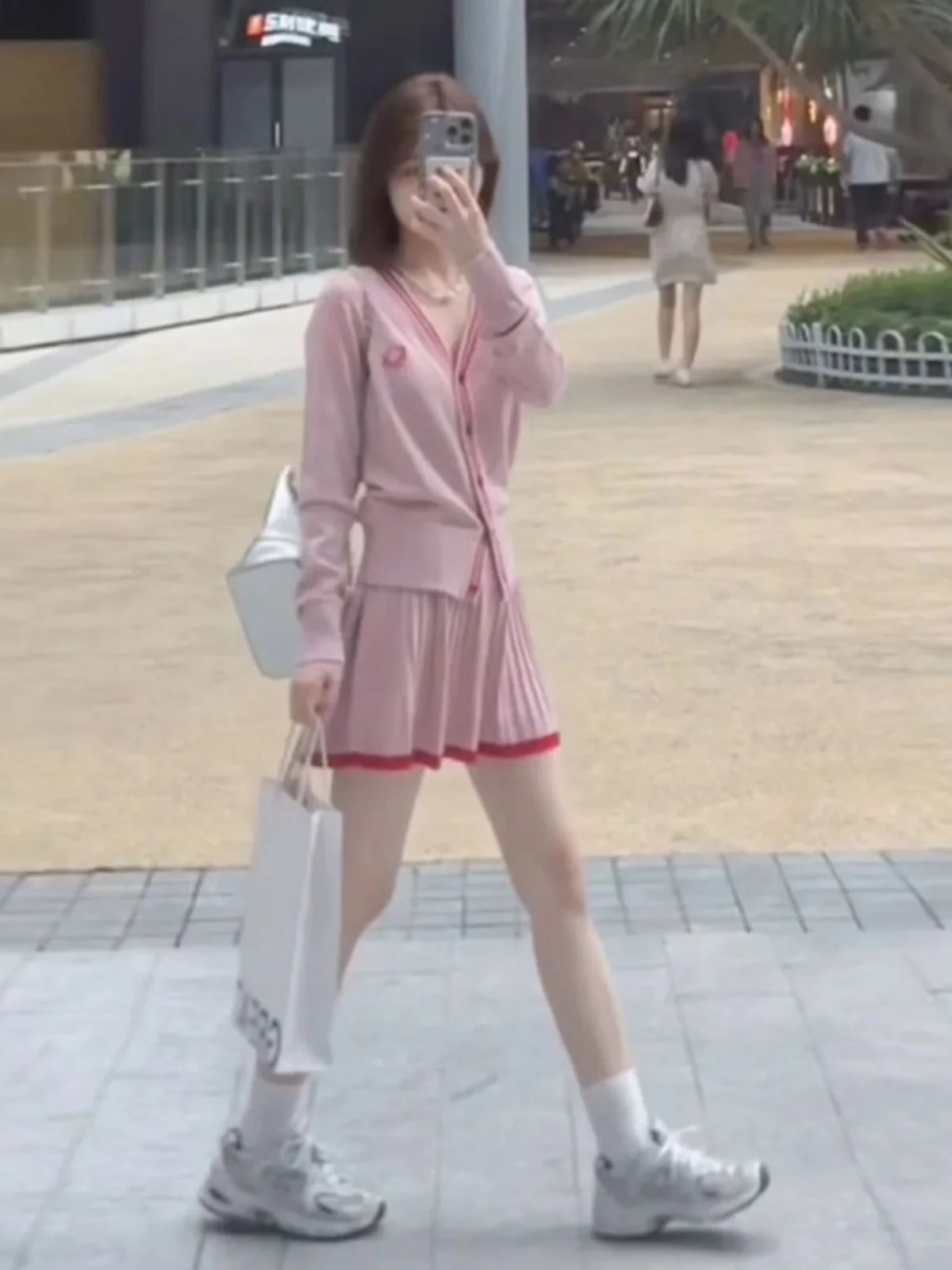 

Miu Style Knitted Sweater And Satin Skirt Set Short Sleeve V-Neck Comfortable Fit Fashionable Autumn Outfit Women's Ensemble